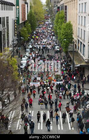 Seattle, USA – 1° maggio 2017: La protesta del giorno di maggio scende la sesta navata in tarda giornata. Foto Stock