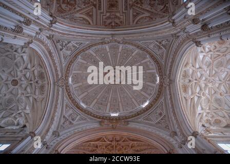 Simmetria nella cupola della chiesa spagnola Foto Stock