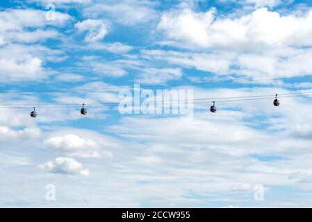 Londra, Regno Unito. 24 Agosto 2020. Le funivie Emirates Air Line sul Tamigi a Londra. Credit: SOPA Images Limited/Alamy Live News Foto Stock