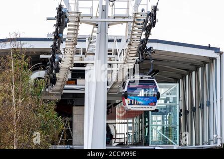 Londra, Regno Unito. 24 Agosto 2020. La funivia Emirates Air Line è collegata al terminal sud di Londra. Credit: SOPA Images Limited/Alamy Live News Foto Stock