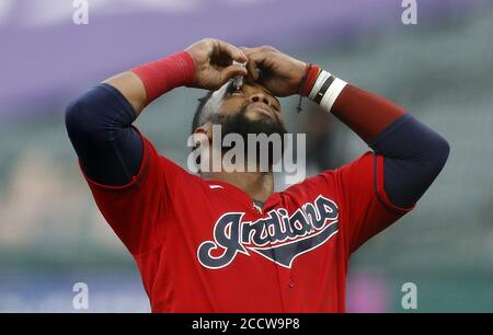 Cleveland, Stati Uniti. 24 Agosto 2020. Cleveland Indians Carlos Santana (41) mette un occhio goccia nel suo occhio tra le incinnature contro i Minnesota Twins a Progressive Field a Cleveland, Ohio Lunedi, 24 agosto 2020. Foto di Aaron Josefczyk/UPI Credit: UPI/Alamy Live News Foto Stock