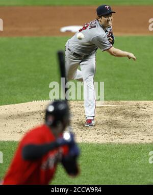 Cleveland, Stati Uniti. 24 Agosto 2020. Minnesota Twins Kenta Maeda (18) si piazzano durante il fouorth inning contro gli Indiani Cleveland a Progressive Field a Cleveland, Ohio, lunedì 24 agosto 2020. Foto di Aaron Josefczyk/UPI Credit: UPI/Alamy Live News Foto Stock