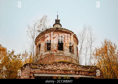 Vecchia casa di pietra abbandonata nella foresta d'autunno. Le rovine di un antico edificio Foto Stock