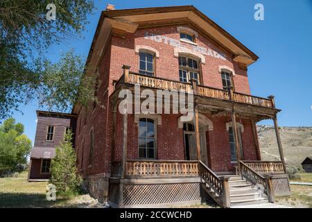 Bannack, Montana - 27 luglio 2020: L'esterno del abbandonato Hotel Meade nella città fantasma Foto Stock