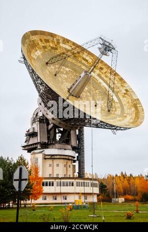 Enorme radiotelescopio in un laboratorio astronomico. Esplorazione dello spazio Foto Stock