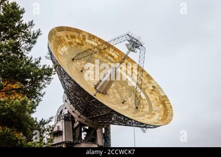 Enorme radiotelescopio in un laboratorio astronomico. Esplorazione dello spazio Foto Stock