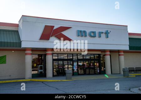 Hamilton, Montana - 27 luglio 2020: Vista esterna di un negozio al dettaglio Kmart, con il logo classico e la segnaletica Foto Stock