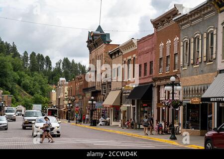 Deadwood, South Dakota - 22 giugno 2020: Strada principale nel centro di Deadwood, una città turistica con cowboy spargunning, casinò e negozi Foto Stock