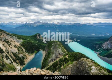 Moody vista panoramica sul lago Louise e sul lago Agnes nel Banff National Park, Alberta, Canada. Foto Stock