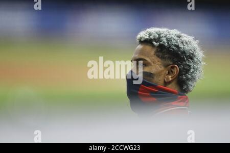 Cleveland, Stati Uniti. 24 Agosto 2020. Gli Indiani di Cleveland Francisco Lindor (12) si guarda dal dugout durante l'egesimo assottigliamento contro i Minnesota Twins al campo progressivo a Cleveland, Ohio, lunedì 24 agosto 2020. Foto di Aaron Josefczyk/UPI Credit: UPI/Alamy Live News Foto Stock