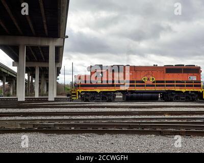 Meridian e Bigbee Railroad diesel locomotiva 3053, un EMD GP38-2, che traina il trasporto nel cantiere CSX a Montgomery Alabama, Stati Uniti. Foto Stock