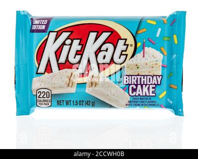 Winneconne , WI - 20 agosto 2020: Un pacchetto di Kit Kat torta di compleanno fette croccanti su uno sfondo isolato. Foto Stock