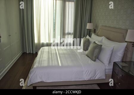 Un letto in camera d'hotel splendidamente preparato in stile orientale. Foto Stock