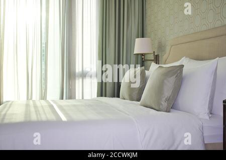 Un letto in camera d'hotel splendidamente preparato in stile orientale. Foto Stock