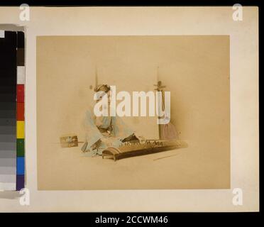 Donna Giapponese a piena lunghezza, seduto, rivolto verso destra, la riproduzione di un koto; un shamisen appoggia contro una parete in background Foto Stock