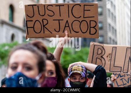 New York City, Stati Uniti. 24 agosto 2020. I dimostranti denunciano il sparare di Jacob Blake, un uomo nero coinvolto dall'ufficiale di polizia, a una protesta a Times Square a New York il 24 agosto 2020. Blake è stato sparato più volte nella parte posteriore mentre ha aperto la porta di un veicolo parcheggiato a Kenosha, Wisconsin, la domenica. A partire da lunedì, il padre di 29 anni era in condizioni gravi, ma si prevede di sopravvivere. (Foto di Gabriele Holtermann/Sipa USA) Credit: Sipa USA/Alamy Live News Foto Stock