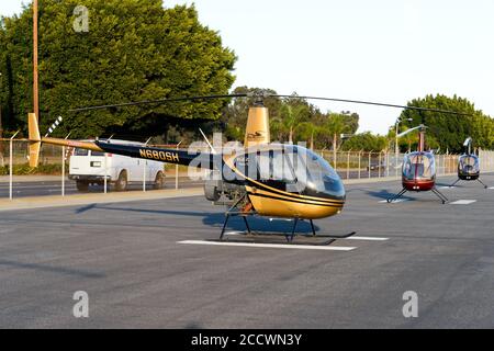 Flotta di Robinson R22 di Star Helicopters per voli charter parcheggiati presso l'aeroporto municipale di Hawthorne. Piccola flotta di elicotteri a Los Angeles, USA. Foto Stock