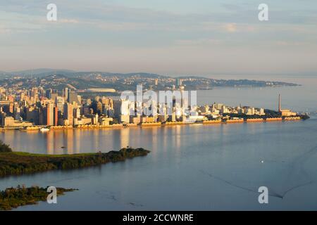 Porto Alegre, vista aerea dello skyline del Brasile. Città situata nello stato di Rio Grande do sul. Porto Alegre centro e porto che si riflette nel lago Guaiba / fiume. Foto Stock