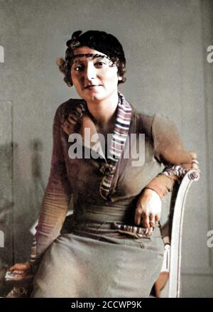 1932 c., ITALIA : la donna italiana GABRIELLA Gaby ANGELINI ( 1911 - 1932 ), pilota dell'aereo Breda Ba. 15 . Ritratto di un fotografo sconosciuto . È stata la prima donna italiana a completare un volo transeuropeo, in viaggio in otto paesi europei, per i quali ha ricevuto una Medaglia d'Aquila d'Oro. Nel 1932 lasciò l'Italia su un volo da sola per Delhi, India . Angelini incontrò difficoltà durante una tempesta di sabbia in Libia , durante il RAID Asiatico Milano-Delhi , e si schiantò nel deserto e morì. - FOTO A COLORI DIGITALI - PIONIERE DELL' ARIA - PIONIERI DEL VOLO - FLY - PIONIERS - AVIAT Foto Stock