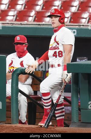 St. Louis, Stati Uniti. 24 Agosto 2020. St. Louis Cardinals Harrison Bader si trova vicino al manager Mike Schildt mentre attende di piangere nel quarto assalimento contro i Kansas City Royals, al Busch Stadium di St. Louis lunedì 24 agosto 2020. Photo by Bill Greenblatt/UPI Credit: UPI/Alamy Live News Foto Stock