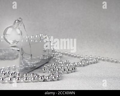 Composizione di Natale, palline d'argento di Natale su uno sfondo lucido d'argento, posto per il testo Foto Stock