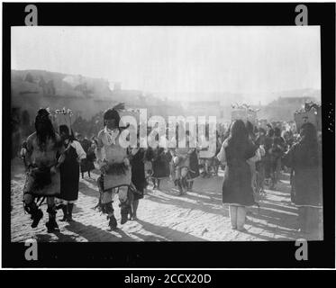 Jemez Pueblo Indians in una danza cerimoniale) - Simeon Schwemberger, St. Michaels, Arizona Foto Stock