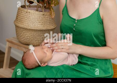 la mamma tiene la mano di un neonato. Amore e tenerezza. Festa delle madri. Foto Stock