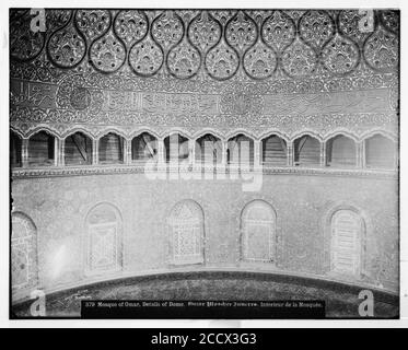 Gerusalemme (El-Kouds). Moschea di Omar (cioè, cupola della roccia), interno, con mosaici in tamburo Foto Stock