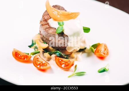 Medaglioni di vitello con spinaci in un ristorante Foto Stock