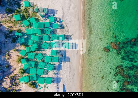 Un sacco di fattorie marine in un mare blu acqua. Concetto di agricoltura marittima Foto Stock