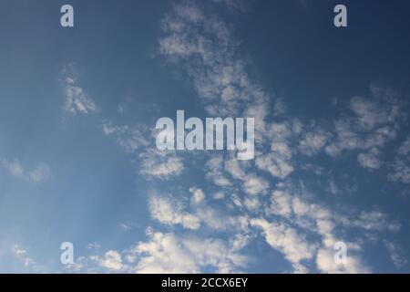 Cielo blu serale con nuvole bianche Foto Stock