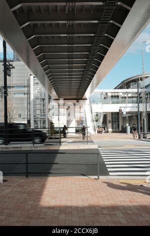 Grande città con poche persone nelle vicinanze della stazione dello skytrain Foto Stock