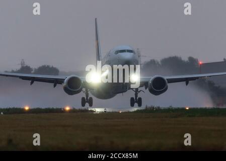 Aeroporto Southend di Londra, Essex, Regno Unito. 25 Agosto 2020. Con la tempesta di Francesco presto, la giornata si è svegliata bagnata e piovosa. All'aeroporto di Londra Southend i primi voli della giornata sono decollato da una pista molto umida diretta a climi più caldi. Il volo Ryanair FR3930 per Bergerac è scappato intorno alle 06:30 del mattino, dando il via alla pioggia Foto Stock