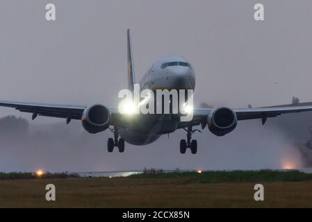 Aeroporto Southend di Londra, Essex, Regno Unito. 25 Agosto 2020. Con la tempesta di Francesco presto, la giornata si è svegliata bagnata e piovosa. All'aeroporto di Londra Southend i primi voli della giornata sono decollato da una pista molto umida diretta a climi più caldi. Il volo Ryanair FR3930 per Bergerac è scappato intorno alle 06:30 del mattino, dando il via alla pioggia Foto Stock