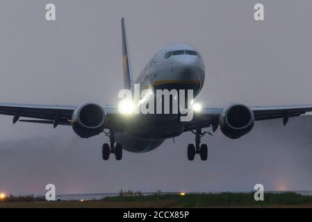 Aeroporto Southend di Londra, Essex, Regno Unito. 25 Agosto 2020. Con la tempesta di Francesco presto, la giornata si è svegliata bagnata e piovosa. All'aeroporto di Londra Southend i primi voli della giornata sono decollato da una pista molto umida diretta a climi più caldi. Il volo Ryanair FR3930 per Bergerac è scappato intorno alle 06:30 del mattino, dando il via alla pioggia Foto Stock