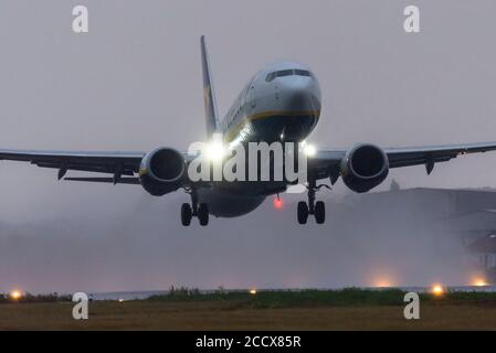 Aeroporto Southend di Londra, Essex, Regno Unito. 25 Agosto 2020. Con la tempesta di Francesco presto, la giornata si è svegliata bagnata e piovosa. All'aeroporto di Londra Southend i primi voli della giornata sono decollato da una pista molto umida diretta a climi più caldi. Il volo Ryanair FR3930 per Bergerac è scappato intorno alle 06:30 del mattino, dando il via alla pioggia Foto Stock