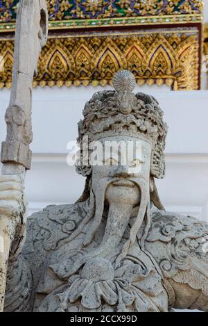 Statua fuori Phra Thinang Dusit Maha Prasat, Grand Palace, Bangkok Foto Stock