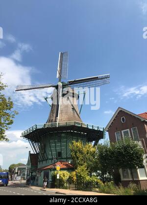 Storico De Bleeke Dood, mulini a vento nel Zaandijk, Zaanse Schans, Olanda settentrionale. Foto Stock