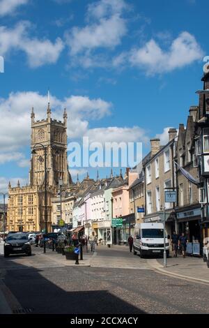 Cirencester Glocestershire UK- 20 luglio 2020 : guardando High Street verso la Chiesa di Cirencester Foto Stock