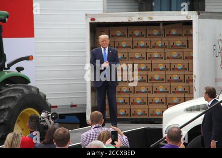 Carolina del Nord, Stati Uniti. 24 Agosto 2020. Il presidente Donald Trump partecipa a un tour del fiume Flavor 1st Growers & Packers Mills. Il presidente degli Stati Uniti d'America, Donald J. Trump visita e partecipa a un tour di Flavor 1st Growers & Packers a Mills River, North Carolina e consegna osservazioni sugli agricoltori alle famiglie distribuzione di programmi di food box durante il primo giorno della Repubblican National Convention, che ha inizio oggi in North Carolina. Credit: Niyi Fote/TheNEWS2/ZUMA Wire/Alamy Live News Foto Stock