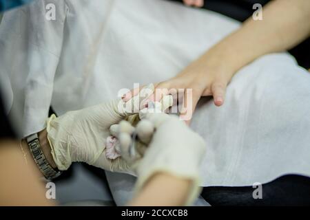 trattamento mani in salone, spa Foto Stock