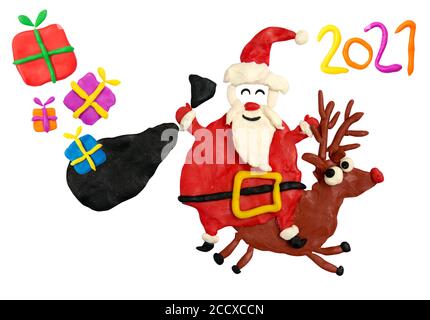 Divertimento Cartoon Santa cavalca un cervo con regali di Natale nella sua borsa. Foto Stock