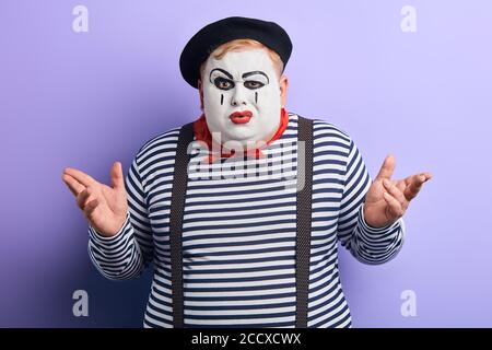 un uomo malcontento e serio, che si struggisce la spalla in incredulità, in posa con la fotocamera. sfondo blu isolato, scatto in studio. Davvero. Stai scherzando, m. Foto Stock