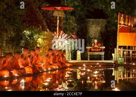 CHIANG mai THAILANDIA - 4 MARZO: Magha Puja giorno è l'importante festa buddista. Monaco buddista fuoco candele al Buddha. Mar 4,2015 a Phan Tao Temp Foto Stock