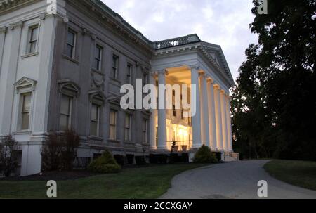 Mills–Livingston Mansion sul fiume Hudson, facciata principale con portico ionico, vista al tramonto, Staatsburg, NY, USA Foto Stock