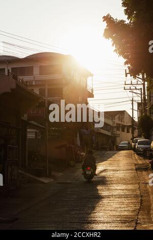 Scena di strada nel tardo pomeriggio a Chiang Khong, Thailandia Foto Stock