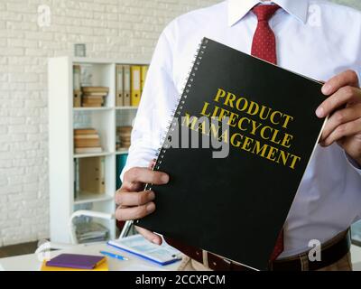 Manager mostra il manuale PLM sulla gestione del ciclo di vita del prodotto. Foto Stock