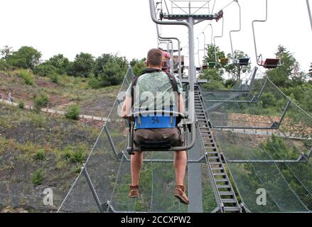 Uomo in stazione di risalita e funivia nello zoo di Praga, fuoco selettivo Foto Stock