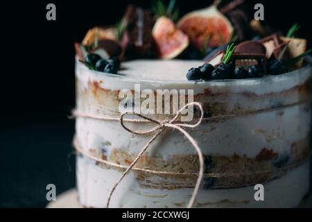 Torta di frutta decorata con fichi, biscotti e mirtilli. Foto Stock