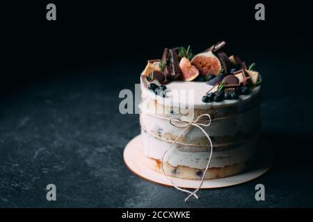 Torta di frutta decorata con fichi, biscotti e mirtilli. Foto Stock